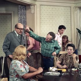 Mohli jsme ho vidět také v televizní komedii Lustr z roku 1979. Tam s ním hrála celá řada tehdejších hvězd, na snímku: Petr Nárožný, v pozadí stojí Jan Hartl s Dagmar Havlovou, u stolu sedí Dana Medřická a zády k objektivu Míla Myslíková.