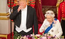Trumpovy přešlapy v Británii: Podání ruky či poplácání Alžběty II. po zádech