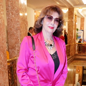 Televizní hlasatelka Saskia Burešová dobře ví, co jí sluší - roky si ubírá například výraznými barvami. 