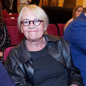 Matka Kateřiny Macháčkové, operní pěvkyně Věra Štiborová, na ni byla velmi přísná.