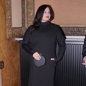 Herečka Jitka Čvančarová ozvláštnila svůj minimalistický černý look pomocí červených lodiček, které modelu přidaly na ještě větší ženskosti.