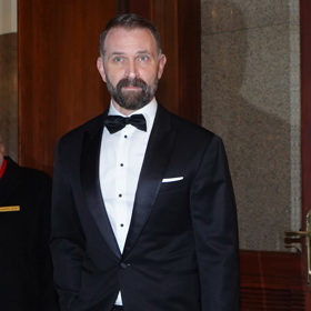 Tomáš Maštalír umí tradiční formální outfity nosit s patřičnou noblesou. Herec má v šatníku motýlky...