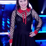 Viktorie Mertová alias Belladonna z pořadu Na lovu ráda nosí ke svým černým vlasům rudé doplňky. 