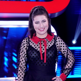 Viktorie Mertová alias Belladonna z pořadu Na lovu ráda nosí ke svým černým vlasům rudé doplňky. 