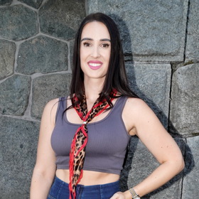 Úzký střih kalhot by působil lépe s oversize vrškem. Besky ale ke skinny džínům oblékla upnutý crop top s výstřihem, který odhaloval dekolt, břicho i ruce.