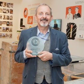 Otakar Brousek mladší se také vydal na velmi úspěšnou hereckou dráhu, jeho divadelní domovskou scénou je stejné divadlo, ve kterém působil jeho otec, Divadlo Na Vinohradech.