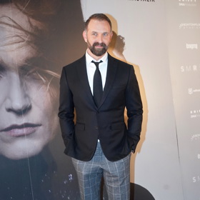 Hercův šatník není prvoplánově extravagantní, ale ani upjatý. Tomáš Maštalír se totiž nebojí ani vzorovaných kousků, jako jsou třeba kostkované kalhoty