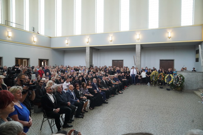 FOTO: Účast na pohřbu Jiřího Krampola byla mimořádná. – stránka 49
