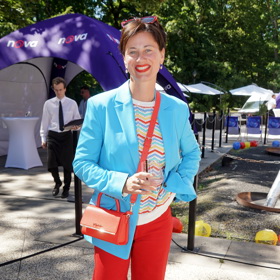 Zpěvačka Dáša Zázvůrková svůj outfit podle stylistky zbytečně barevně překombinovala. 