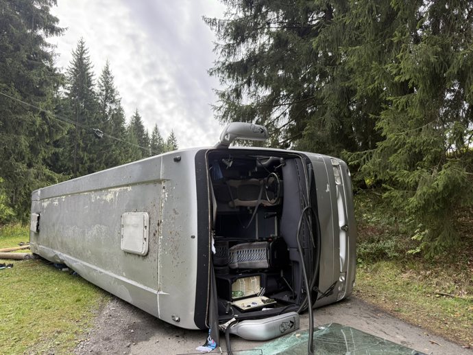 FOTO: Na Frýdecko-Místecku došlo k převrácení autobusu. – stránka 2