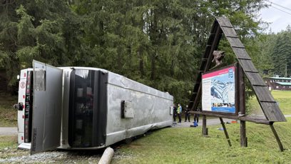 FOTO: Na Frýdecko-Místecku došlo k převrácení autobusu.
