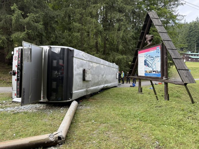 FOTO: Na Frýdecko-Místecku došlo k převrácení autobusu. – stránka 1