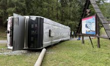 Na Frýdecko-Místecku došlo k převrácení autobusu.