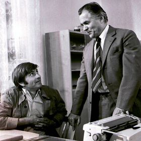 Na snímku z filmu Kdo přichází před půlnocí jsou Ladislav Mrkvička a Otto Šimánek. Zajímavostí je, že s Ladislavem Mrkvičkou zažila Ivanka Devátá románek mezi dvěma manželstvími s Josefem Vinklářem.