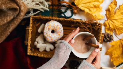 FOTO: ruce, káva, kakao, svačina, skořice, donut, list