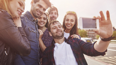 FOTO: přátelé, mobil, skupina