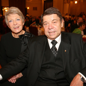 Herec, moderátor a později ministr kultury Martin Štěpánek (na snímku s polorodou sestrou, herečkou Janou Štěpánkovou) si zahrál například ve filmu Čtyři vraždy stačí, drahoušku nebo seriálech 30 případů majora Zemana a Ve znamení Merkura.