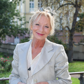 Blondýnka Vilma dobře ví, jak si výběrem barev ubrat roky. 