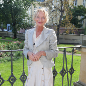 Vilma Cibulková oblékla bílou halenku a širokou béžovou sukni zdobenou řadami knoflíčků. Komplet doplnila šedým sáčkem a sandálky.