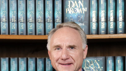 FOTO: Dan Brown se svojí novou knihou.