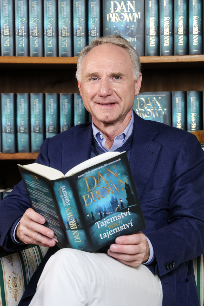 FOTO: Dan Brown se svojí novou knihou. – stránka 6