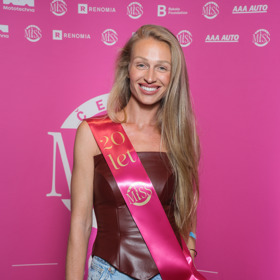 Korzet nemusíte nosit jen upjatě. Například modelka Veronika Kašáková korzet zkombinovala s džínovinou.