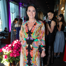 Michaela Bakala, která sama zvítězila v Miss Československo v roce 1991 ještě pod rodným příjmením Maláčová, oblékla maxi šaty s výrazným vzorem.