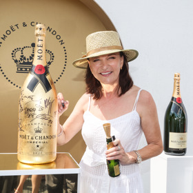 Návrhářka nosí klobouky v průběhu celého roku s velkou radostí. V létě například vynesla praktický slamák. 