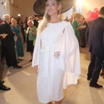 Dcera moderátora Jana Rosáka, Zuzana, byla hvězdou módní přehlídky. Vynesla sněhobílé šaty od Beaty Rajské a velký tmavý klobouk. 