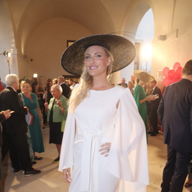 Dcera moderátora Jana Rosáka, Zuzana, byla hvězdou módní přehlídky. Vynesla sněhobílé šaty od Beaty Rajské a velký tmavý klobouk. 