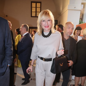 Moderátorka Štěpánka Duchková vynesla béžový overal s kontrastními černými doplňky. 