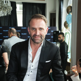 Pokud ale nejde o klasický smoking, herec si rád hraje se stylingem, díky kterému i formálnějším modelům umí dodat na větší autentičnosti.