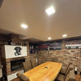 Chlapský prostor Davida Limberského je zdoben jeho fotbalovými úspěchy. 