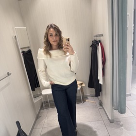 Poté jsem vyzkoušela krémový svetr se spadlými rameny a pro jeho příjemný materiál se do něj hned zamilovala. 