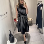Jediné šaty, které zaujaly na ramínku, ale zklamaly na těle. S plus size postavou je to někdy sázka do loterie, u šatů by bylo mnohem hezčí, kdyby sukně začínala už v pase a prošití nebylo tak nízko. 