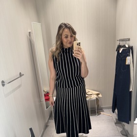 Jediné šaty, které zaujaly na ramínku, ale zklamaly na těle. S plus size postavou je to někdy sázka do loterie, u šatů by bylo mnohem hezčí, kdyby sukně začínala už v pase a prošití nebylo tak nízko. 