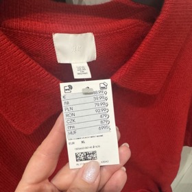 Červený svetr stál před slevou 479 Kč. 