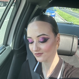 Součástí proměny bylo samozřejmě výrazné líčení.