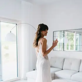 Představu o dokonalých šatech na svatbu má každá nevěsta jinou, proto stylistka Nikola Jankovská radí nespěchat na sebe s výběrem a opravdu si najít ty pravé. 