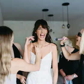 Nevěsta Nikola v přípravách na svatbu. 