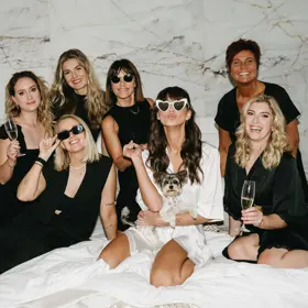 Vizážistka a stylistka Nikola Jankovská s partou nejbližších kamarádek v den své svatby. 