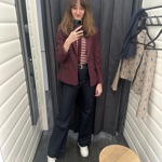 Módní redaktorka Lifee se vydala do obchodů a některé kousky si vyzkoušela. Do oka jí padlo třeba sako v trendy vínovém odstínu