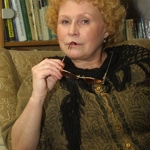 Herečka Jana Andresíková vystudovala nejdříve pedagogiku, až potom se vrhla na herectví. Věnovala se i dabingu. Jejím hlasem k nám promlouvala ve filmu Sestra v akci hvězda Whoopi Goldbergová.
