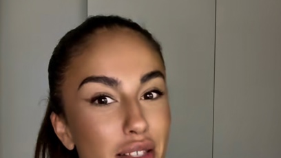 FOTO: Chris z Bachelora šokovala své sledující modřinou na břiše.