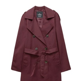 Outfit s formálnějším nádechem, který ale pořád zůstává ležérní, můžete doplnit oversize sakem nebo trenčkotem. Tento šik vínový kousek má v nabídce značka Pull&Bear za 1199 Kč.