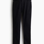 Černé džíny s vysokým pasem jsou nadčasové a univerzální. Tyto seženete u H&M za 479 Kč.