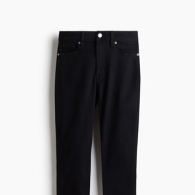 Černé džíny s vysokým pasem jsou nadčasové a univerzální. Tyto seženete u H&M za 479 Kč.