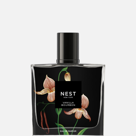 Parfémovaná voda Vanilla Bourbon od značky NEST NEW YORK je gurmánská vůně, ve které vzácná vanilková absolue kontrastuje s ovocnými, trpkými tóny hořkého pomeranče. Hnědý cukr pak dodává kompozici lehkou sladkost. Nechybí ani nuance cedru, nočního jasmínu a pižma. Parfém stojí 2011 Kč.