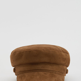 Letos frčí varianty z různých zajímavých látek včetně semiše. Tento model pořídíte u značky Reserved za 359 Kč.