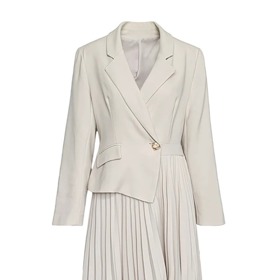 Šaty se sakem a plisovanou sukní má v nabídce například značka Vivian Seven v přepočtu za 3132 Kč.